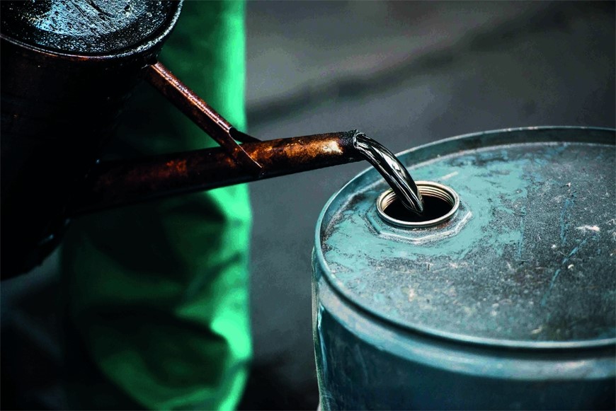 Giá dầu trượt nhẹ khi dự trữ xăng dầu tại Mỹ tăng